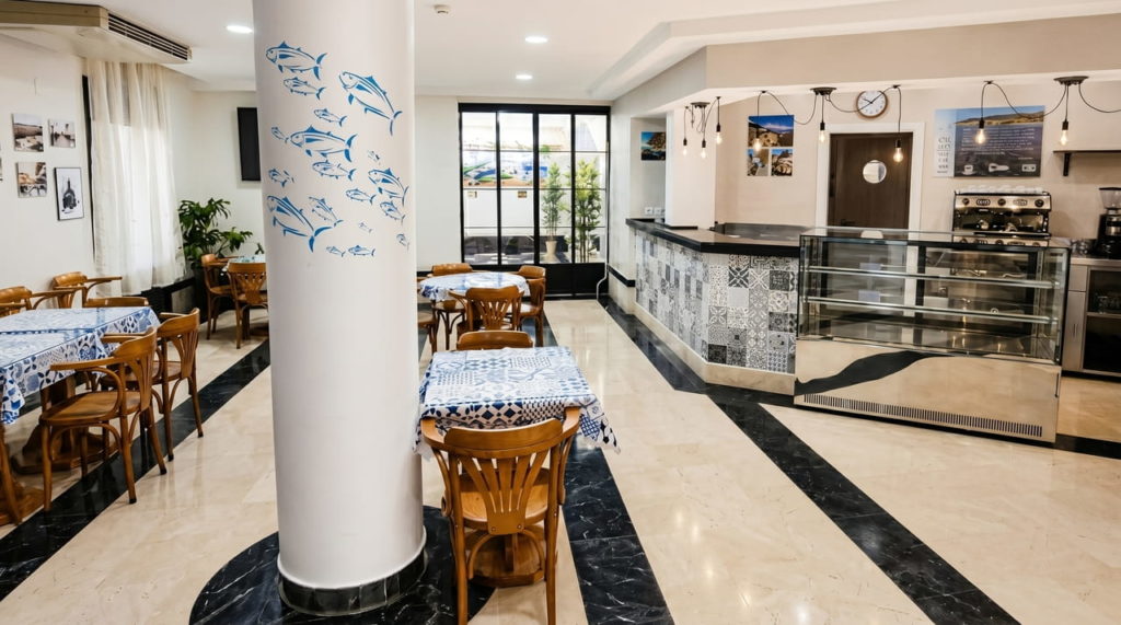 Cafetería del Hotel Playa del Carmen en Barbate con mesas y barra