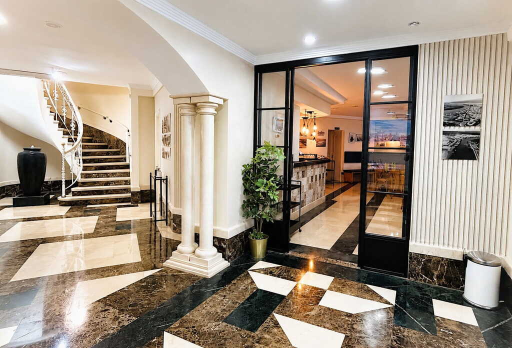 Lobby del Hotel Playa del Carmen en Barbate con acceso a cafetería