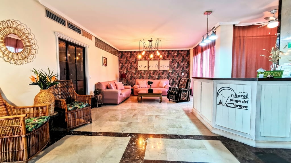 Recepción del Hotel Playa del Carmen en Barbate con zona de descanso