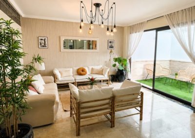 Zona común del Hotel Playa del Carmen en Barbate con salón y patio exterior