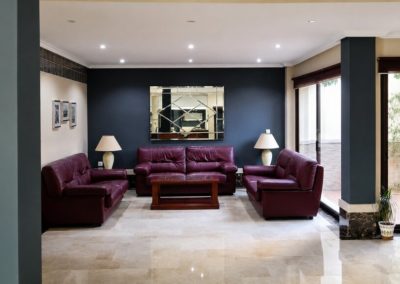 Zona común del Hotel Playa del Carmen en Barbate con salón interior y acceso al patio