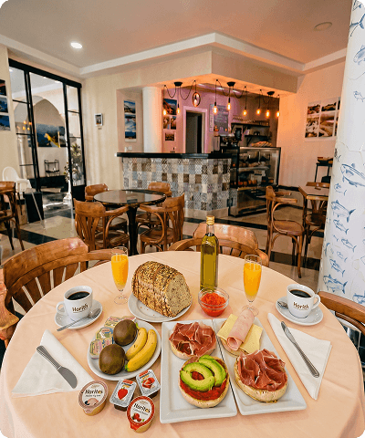 Desayunos para huéspedes Fotografía de un desayuno copioso en el hotel