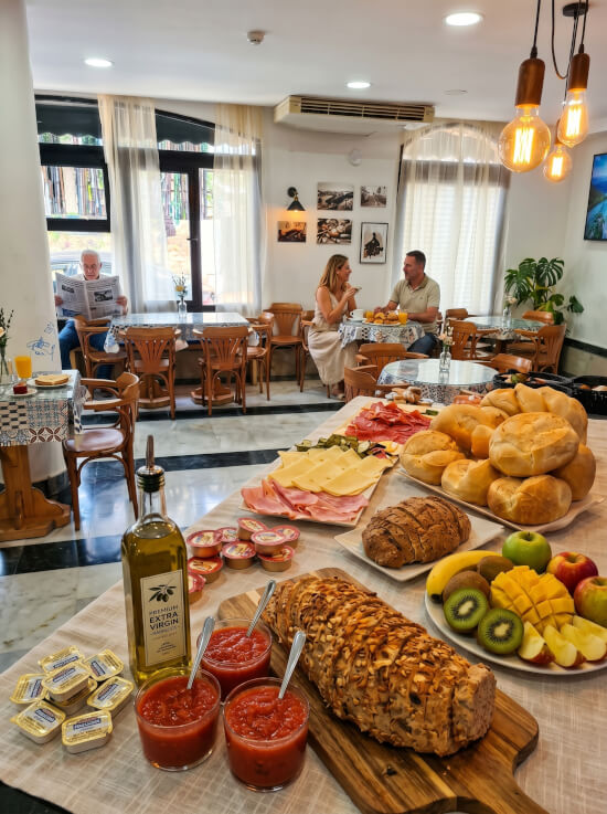 Desayuno Mesa bien surtida en la cafetería