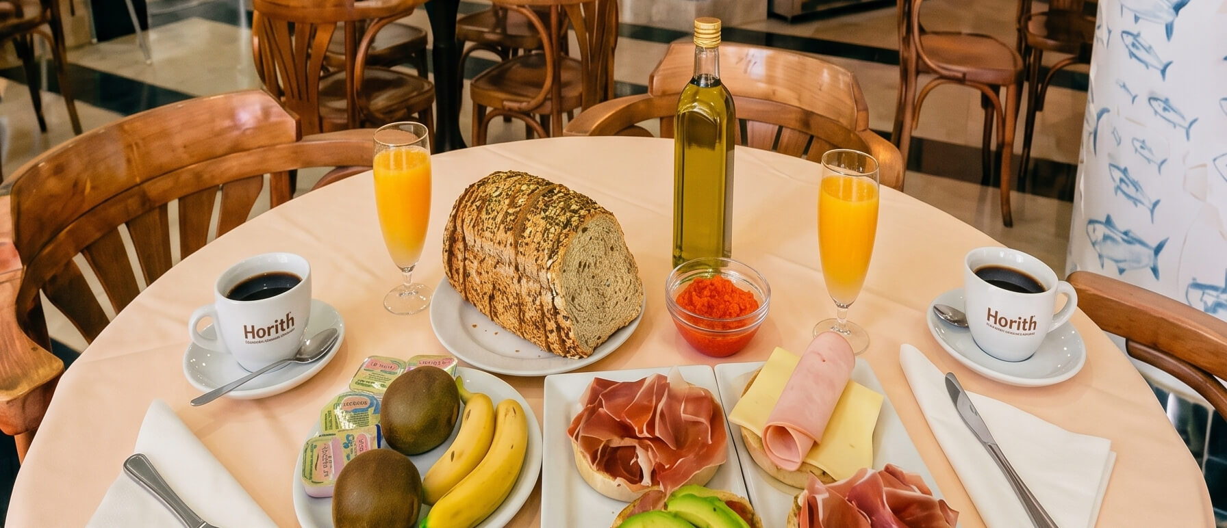 Desayuno Mesa con café y comida de desayuno