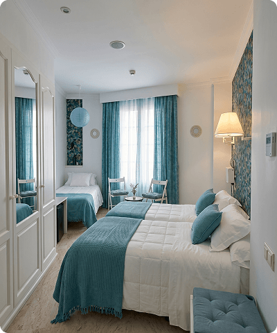 Habitación triple Habitación de hotel con una cama doble y otra individual, decoradas con manta y cojines de color turquesa