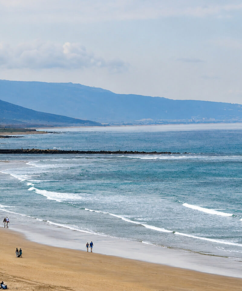 Playa de arena bajo el cielo azul